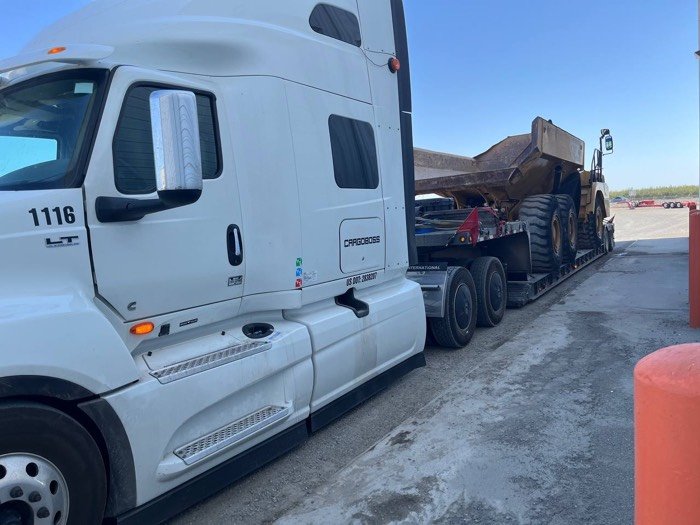 Equipment loaded and secured for transport by Fletes USA